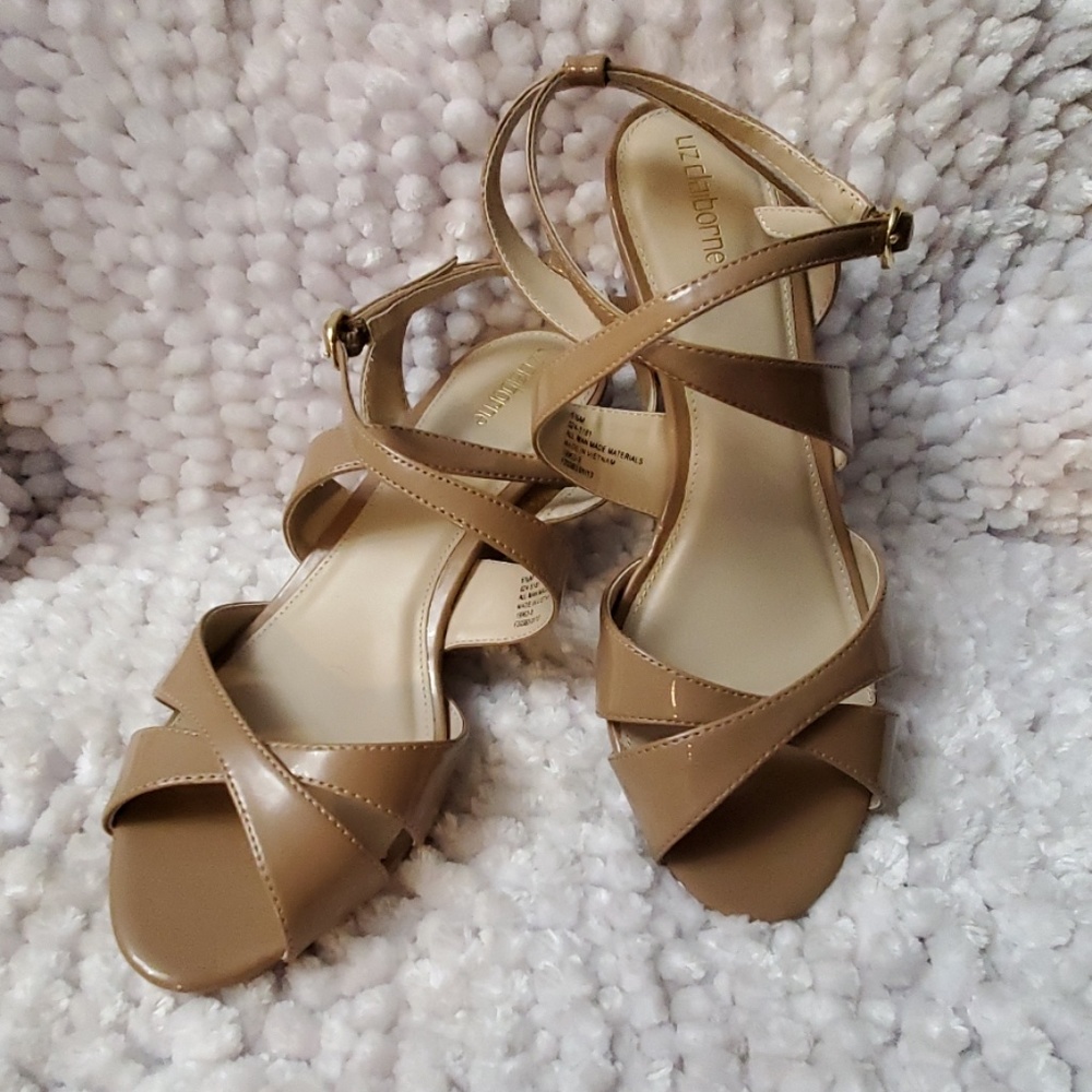 LIZ CLAIBORNE ECRU HEELS SIZE 6.5 2.5" HEELS SUPER